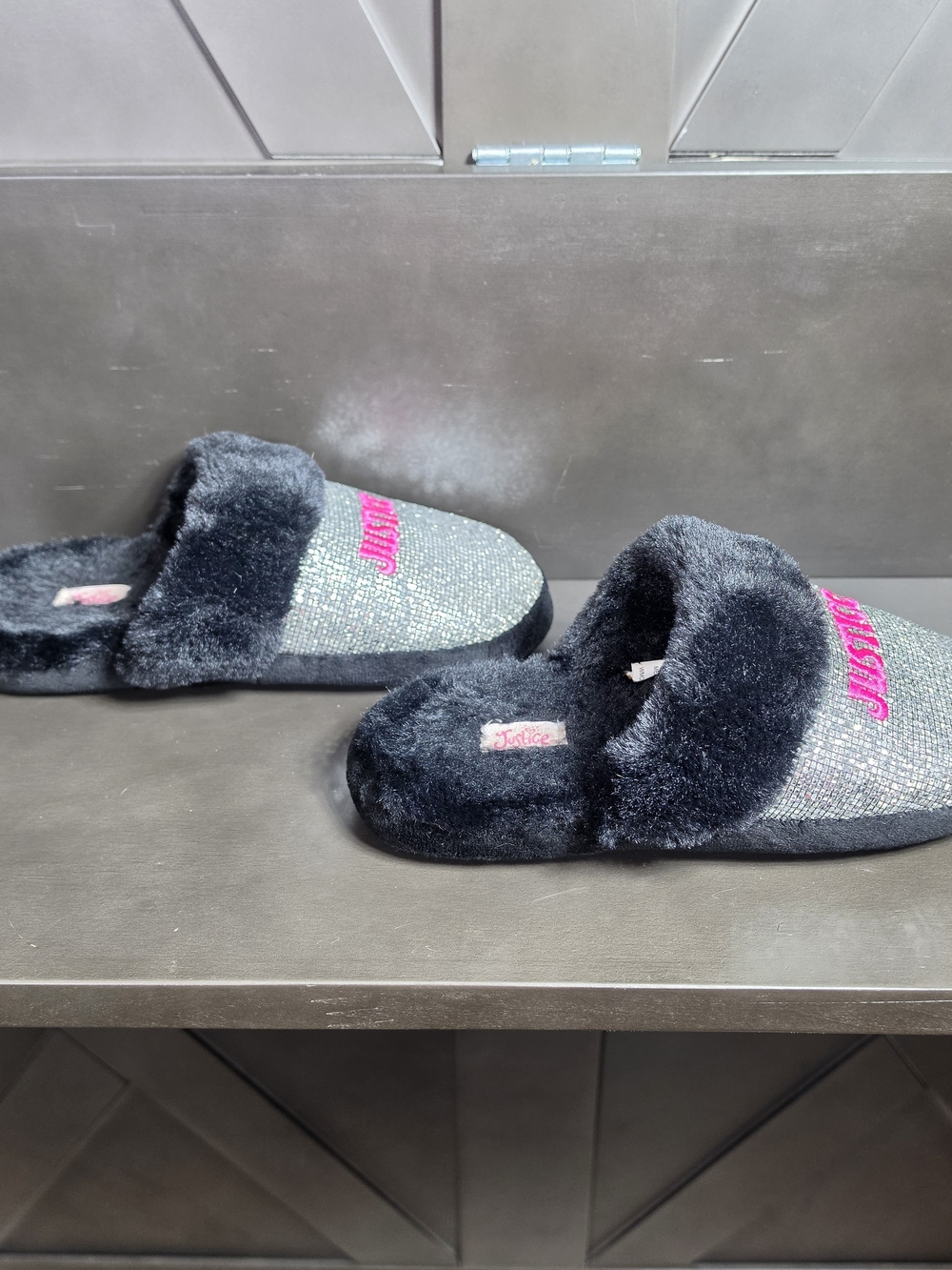 Justice Girls 2-3 Sparkle Faux-Fur Slippers - Black/silver with Pink Logo - Picture 5 of 8